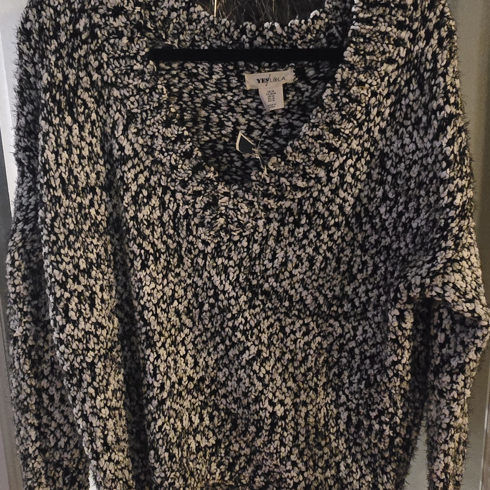 Stylish Black and White Sweater by Very J